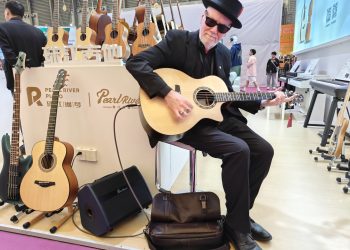 Mike Lawson playing the new Pearl River Mike Lawson Signature Guitar