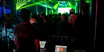 Jon Chadwick mixing Papadosio on Avantis Solo